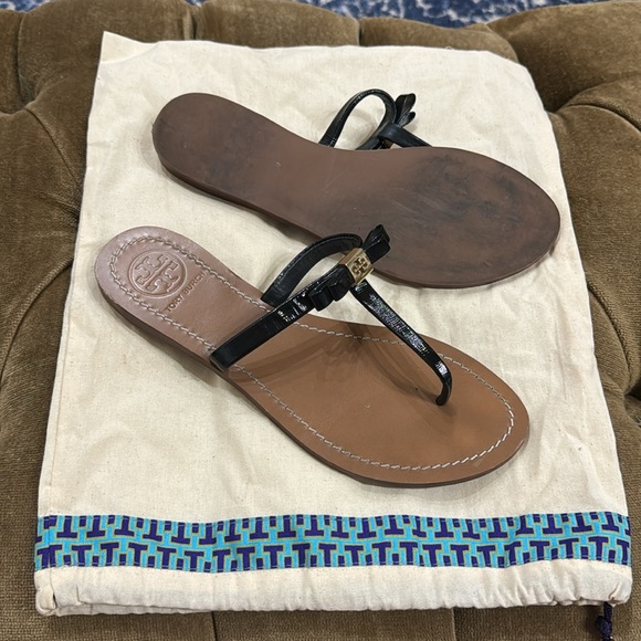 Tory Burch Leighanne Patent Leather Bow with logo. Size 8 only worn 3 times. - Picture 3 of 3